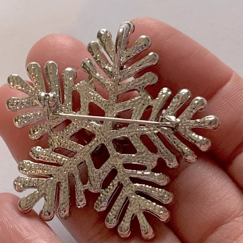 Vintage brooch bundle featuring a snowflake brooch and starburst brooch